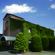 敷地内にある国登録文化財の「九州日立マクセル赤煉瓦記念館」は、かつての炭鉱の町の象徴的存在です。