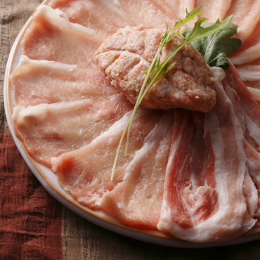 サシの入った肉質が自慢のしゃぶしゃぶ、肉厚で柔らかいステーキとトンカツ。ブランド豚「乳豚」を満喫できる商品です。